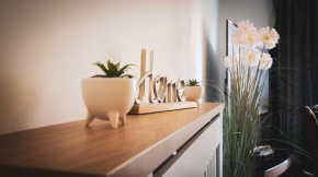 High Street - 2BD Apt - King Beds - Parking - Wise Stays